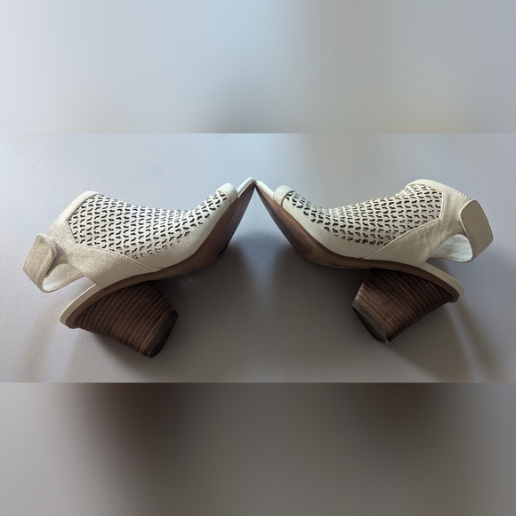 Designer Vince Camuto Perforated Leather Peep Toe Sandals. Size 5M/35 Like New! - Picture 13 of 16